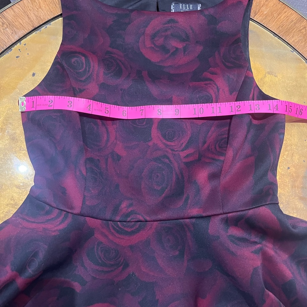 RW&CO. Spécial Édition ELLE Wine and Black Rose-Print High-Low Fit & Flare Dress - Picture 12 of 16